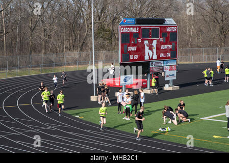 Jugend der mittleren Schule in einer Schiene und Feld an Middleton High School, Middleton, Wisconsin, USA. Stockfoto