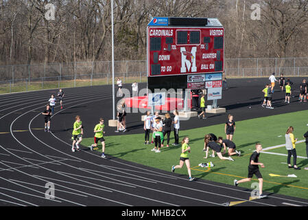 Jugend der mittleren Schule in einer Schiene und Feld an Middleton High School, Middleton, Wisconsin, USA. Stockfoto