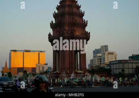 Independence Monument in Independence Park und die Naga 2 Hotel und Casino im Hintergrund, Phnom Penh, Kambodscha; Stockfoto