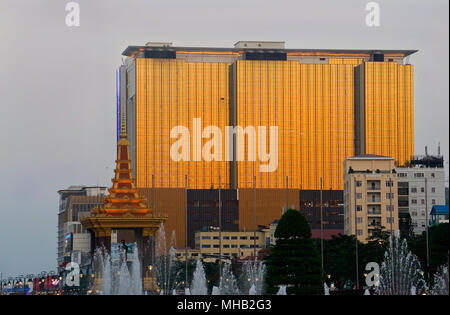 Denkmal für König Norodom Sihanouk in Independence Park und die Naga 2 Hotel und Kasino, Phnom Penh, Kambodscha; Stockfoto