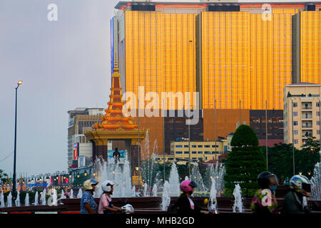 Denkmal für König Norodom Sihanouk in Independence Park und die Naga 2 Hotel und Kasino, Phnom Penh, Kambodscha; Stockfoto