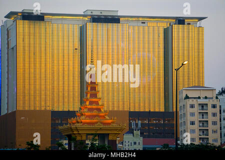 Denkmal für König Norodom Sihanouk in Independence Park und die Naga 2 Hotel und Kasino, Phnom Penh, Kambodscha; Stockfoto