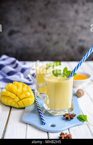 Mango Lassi - Traditionelle indische Joghurt Drink in ein Glas Gläser Stockfoto