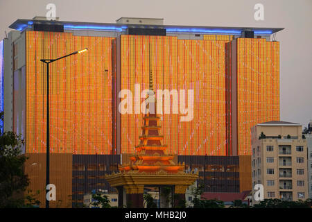 Denkmal für König Norodom Sihanouk in Independence Park und die Naga 2 Hotel und Kasino, Phnom Penh, Kambodscha; Stockfoto
