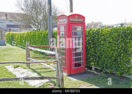 Ein traditionelles britisches rotes Telefon im Normannen Bay, Sussex, UK Stockfoto