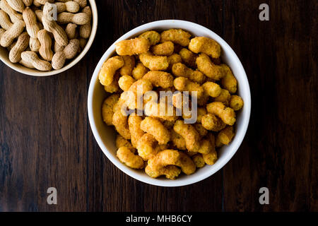 Peanut Chips auf dunklen Holz- Oberfläche. Fastfood. Stockfoto