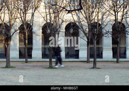 Verschwommene Bewegung Bild von Menschen zu Fuß vor der Le Palais Royal in Paris. Stockfoto