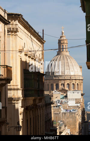 Ein Blick auf Alte Münze Straße der Basilika Unserer Lieben Frau auf dem Berg Karmel eine Römisch-katholische Kirche in der maltesischen Hauptstadt Valletta, Malta Stockfoto