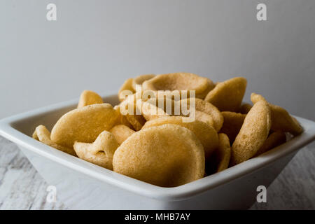 Garnelencracker oder Garnelen Chips in Keramik Schüssel. Meeresfrüchte Vorspeise Stockfoto