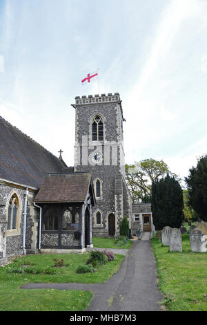 St George's Flagge über St Margarets Kirche, Iver Heath, Buckinghamshire, Großbritannien Stockfoto