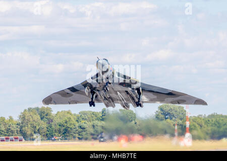 Vulcan XH558, die sie zu ihrem letzten Flug/Display an RAF Fairford Air Tattoo RIAT UK Stockfoto