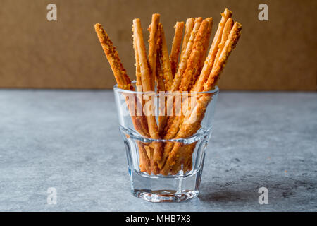 Salzigen Brezel Crunchy Sticks in Glas. Fast Food. Stockfoto