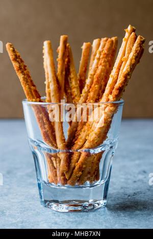 Salzigen Brezel Crunchy Sticks in Glas. Fast Food. Stockfoto