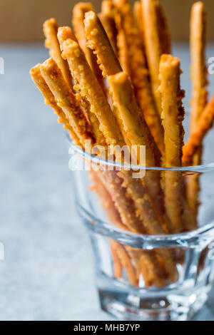 Salzigen Brezel Crunchy Sticks in Glas. Fast Food. Stockfoto