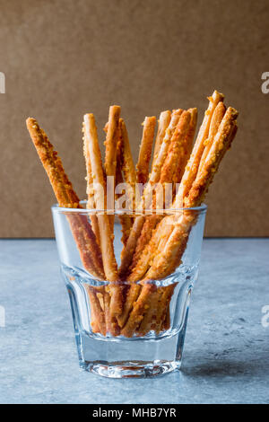 Salzigen Brezel Crunchy Sticks in Glas. Fast Food. Stockfoto