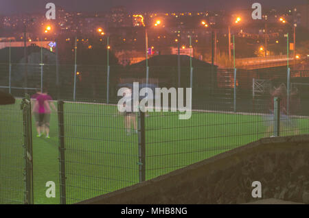 Ein Fußballspiel in der Nacht in der Stadt. verschwommene Bewegung Stockfoto