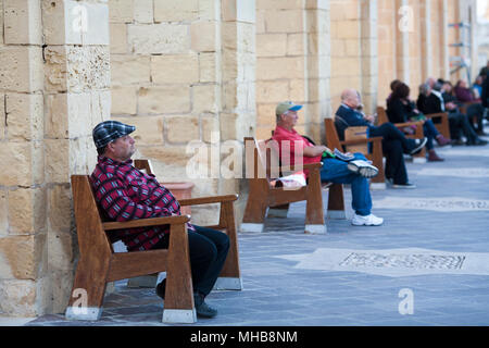 Malteser und Besucher versammeln sich bei Sonnenuntergang in den Tivoli-Gärten, um die Aussicht zu bewundern und einen ruhigen Moment zu finden. Valletta, Malta Stockfoto