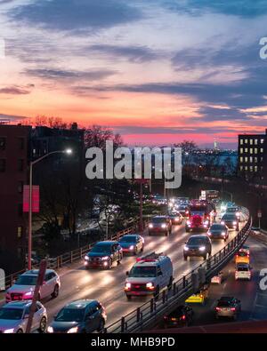 Sonnenuntergang in Brooklyn, New York aus Brooklyn Bridge. Stockfoto