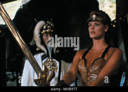 Red Sonja ist ein 1985 Dutch-American Schwert und Zauberei Aktion Film von Richard Fleischer geleitet. Der Film stellt Brigitte Nielsen als Titel Charakter mit Arnold Schwarzenegger, Sandahl Bergman, Ronald Lacey, Ernie Reyes Jr., Paul L. Smith und Pat Roach in Nebenrollen. Dieses Foto ist nur für den redaktionellen Gebrauch bestimmt und unterliegen dem Copyright der Film Company und/oder der Fotograf durch den Film oder die Produktion Firma zugewiesen und kann nur reproduziert durch Veröffentlichungen im Zusammenhang mit der Förderung der oben genannten Film. Eine obligatorische Gutschrift auf dem Film Firma ist erforderlich. Der Fotograf sh Stockfoto
