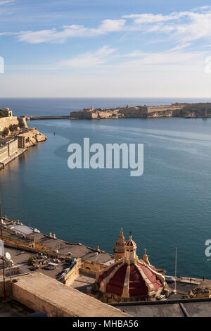 Malteser und Besucher versammeln sich bei Sonnenuntergang in den Tivoli-Gärten, um die Aussicht zu bewundern und einen ruhigen Moment zu finden. Valletta, Malta Stockfoto