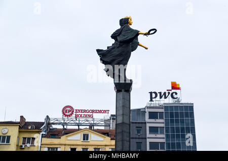 Sveta Sofia Statue in Serdika, Sofia, Bulgarien, mit der PWC-Gebäude im Hintergrund Stockfoto