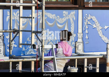 Frau Dekorieren ein historisches Haus (Hindliyan Haus) in der Altstadt von Plovdiv, Bulgarien Stockfoto