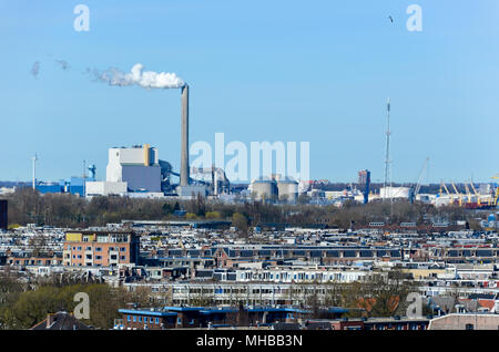 Luftaufnahme von Amsterdam (Bezirk Jordaan) mit einem Schornstein im Hintergrund, Niederlande Stockfoto