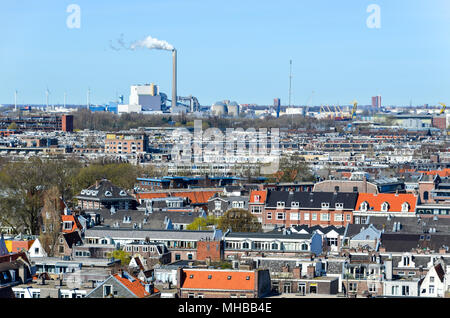 Luftaufnahme von Amsterdam (Bezirk Jordaan) mit einem Schornstein im Hintergrund, Niederlande Stockfoto