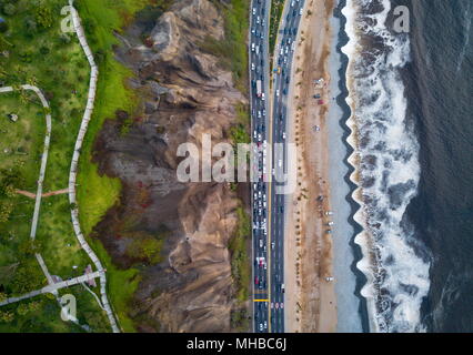 Drone Foto von Costa Verde Highway in der Nähe des Strandes in Lima Stockfoto