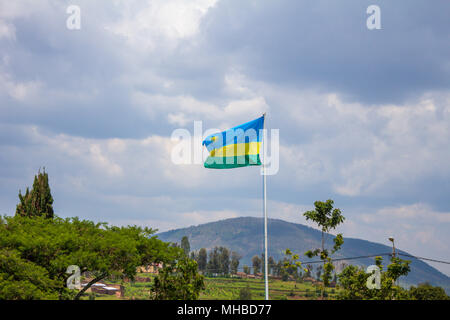 Eine ruandische Fahne auf dem Gelände des King's Palace, Nyanza, Ruanda fliegen Stockfoto