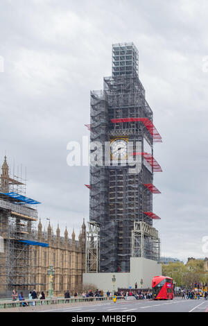 Von Westminster Bridge das Elizabeth Tower und Big Ben in Gerüst als Sanierung des Turms weiter ummantelt sind fotografiert. Stockfoto