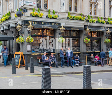 Das Red Lion ist ein öffentliches Haus bei 48 Parliament Street London SW1. In der Nähe von Downing Street und die Häuser des Parlaments der Pub serv gelegen Stockfoto