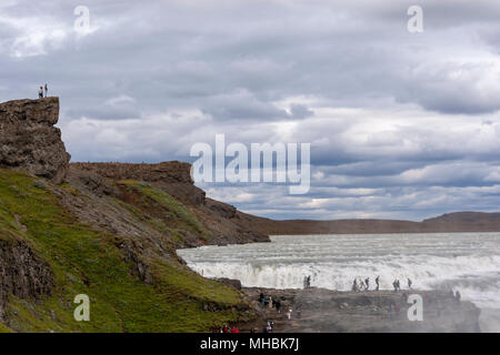 Gruppe der Touristen der Gullfoss Wasserfall, Wasserfall in der Schlucht des Flusses Hvítá im Südwesten von Island entfernt. Stockfoto