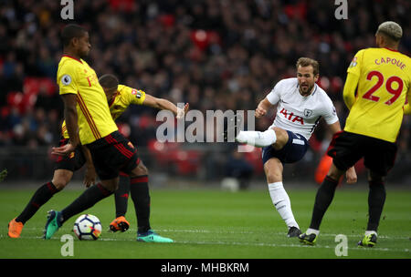 Tottenham Hotspur ist Harry Kane hat einen Schuß auf Ziel während der Premier League Match im Wembley Stadion. London. Stockfoto