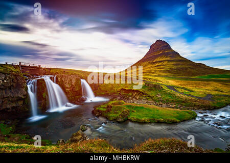 Kirkjufellsfoss Wasserfall mit Kirkjufell Berg im Hintergrund bei Sonnenuntergang, Island Stockfoto