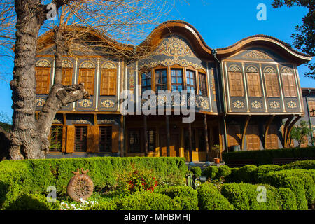 Plovdiv, Bulgarien vom 8. April 2018. Typische Architektur, historische mittelalterliche Häuser, alte Stadt street view mit bunten Gebäude in Plovdiv, Bulgarien. Th Stockfoto