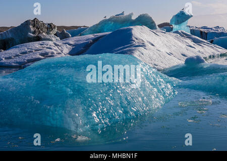 Schwimmende Eisberge in der Gletscherlagune Jokullsarlon, South Island Stockfoto