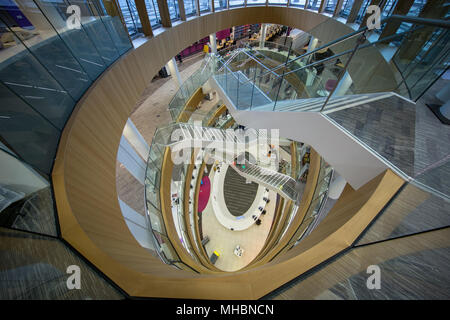 Das spektakuläre Atrium aus der obersten Etage der Liverpool Central Library Stockfoto