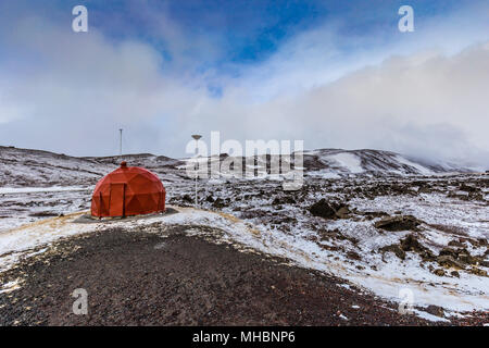 Red geodätischen Schuppen für technische Ausrüstung an der Krafla Kraftwerk am See Myvatn, Island Stockfoto