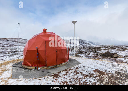 Red geodätischen Schuppen für technische Ausrüstung an der Krafla Kraftwerk am See Myvatn, Island Stockfoto