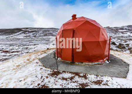 Red geodätischen Schuppen für technische Ausrüstung an der Krafla Kraftwerk am See Myvatn, Island Stockfoto