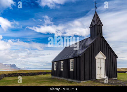 Die schwarze Kirche als Budakirkja in Budir, Island bekannt Stockfoto