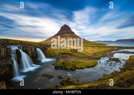 Kirkjufellsfoss Wasserfall mit Kirkjufell Berg im Hintergrund bei Sonnenuntergang, Island Stockfoto