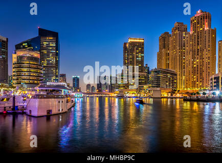 Eine Nacht, Blick auf den Yachthafen in Dubai, Vereinigte Arabische Emirate, Naher Osten. Stockfoto