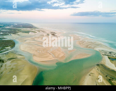 Luftaufnahme von Lagoon, Ria Formosa Nationalpark, Fuseta, Algarve, Portugal Stockfoto