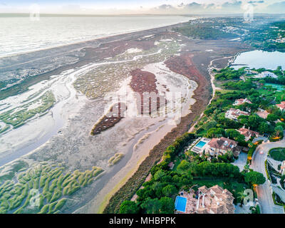 Villen mit Pools, Ria Formosa National Park, Quinta do Lago, Almancil, Algarve, Portugal Stockfoto