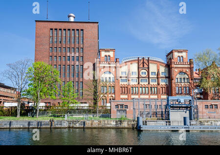 Berlin, Deutschland - 22. April 2018: Backsteingotik historische Maschine Halle des Heizkraftwerk Charlottenburg als aus dem Fluss gesehen Spree Stockfoto