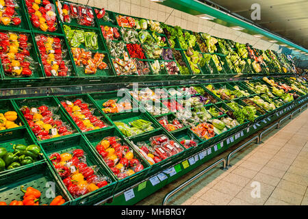 Regal mit gepackten Gemüse im Supermarkt, München, Oberbayern, Bayern, Deutschland Stockfoto