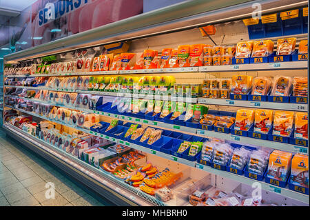 Regal mit verpackt Wurst im Supermarkt, München, Oberbayern, Bayern, Deutschland Stockfoto