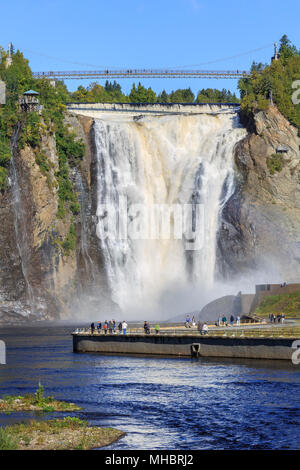 Touristen vor der Montmorency Falls, Provinz Québec, Kanada Stockfoto